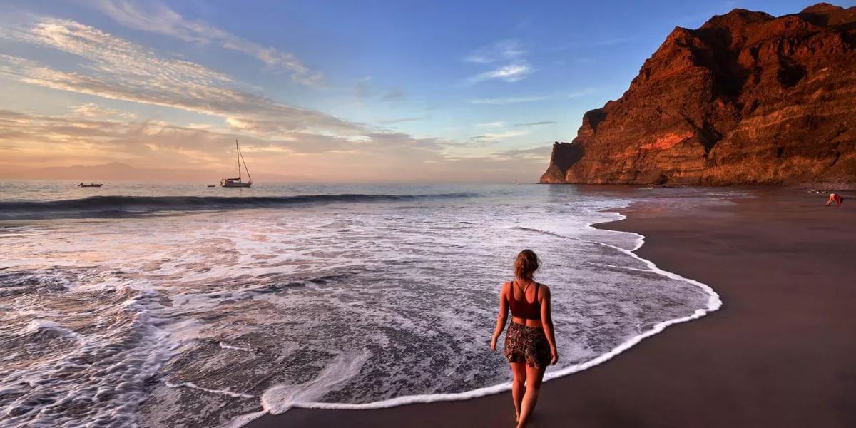 Imagen de una mujer en la playa de Güigüi o Guguy / HOLA ISLAS CANARIAS