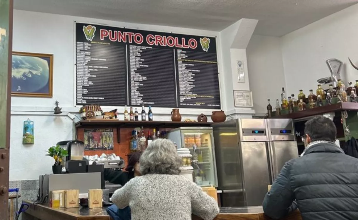 Dos personas comiendo en la arepera Punto Criollo de La Laguna./ REDES