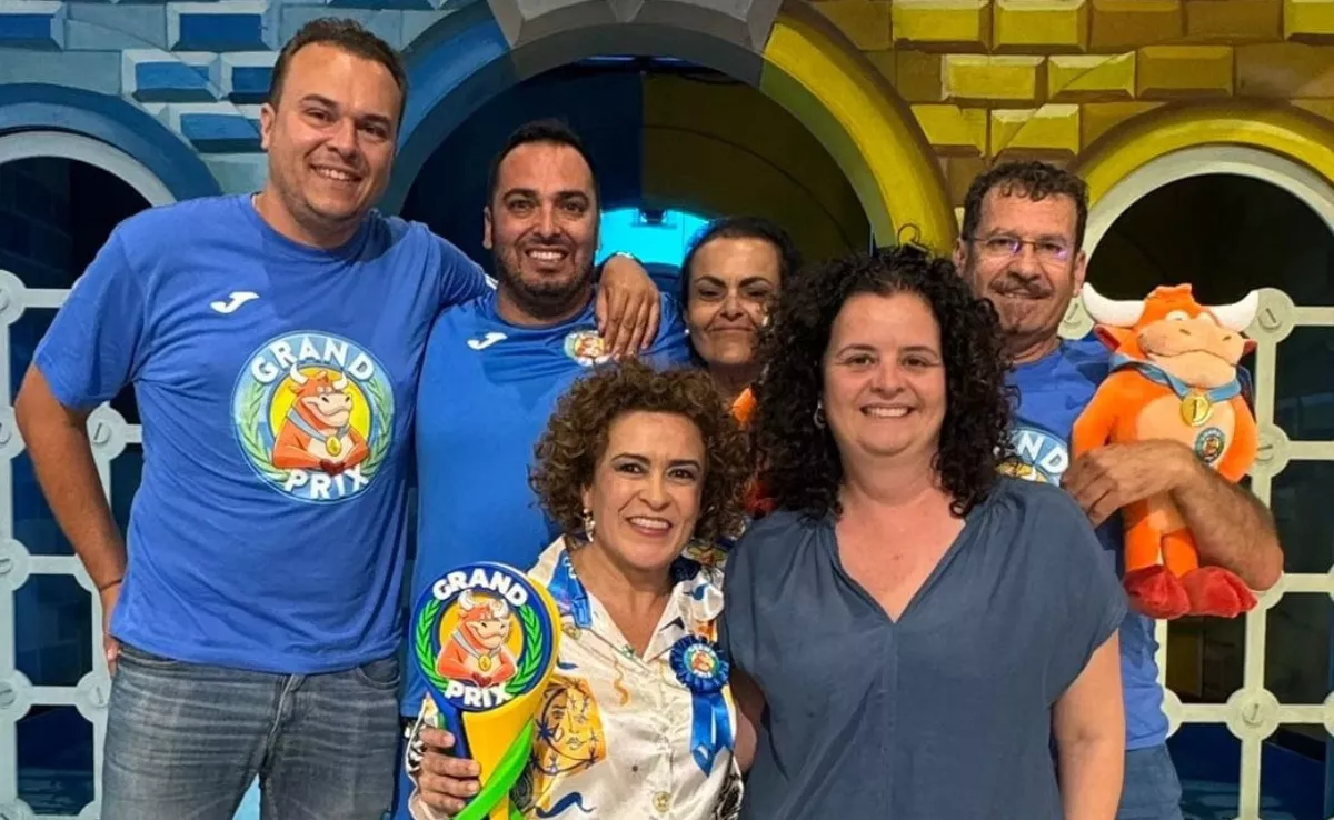 En la imagen, concejales de San Sebastián de La Gomera junto a la alcaldesa, Angélica Padilla, y Lourdes Armas (a la derecha). / AYUNTAMIENTO DE SAN SEBASTIÁN DE LA GOMERA