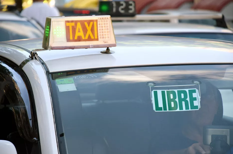 Imagen de un taxi de Santa Cruz de Tenerife con un taxista en su interior. / AYUNTAMIENTO DE SANTA CRUZ DE TENERIFE