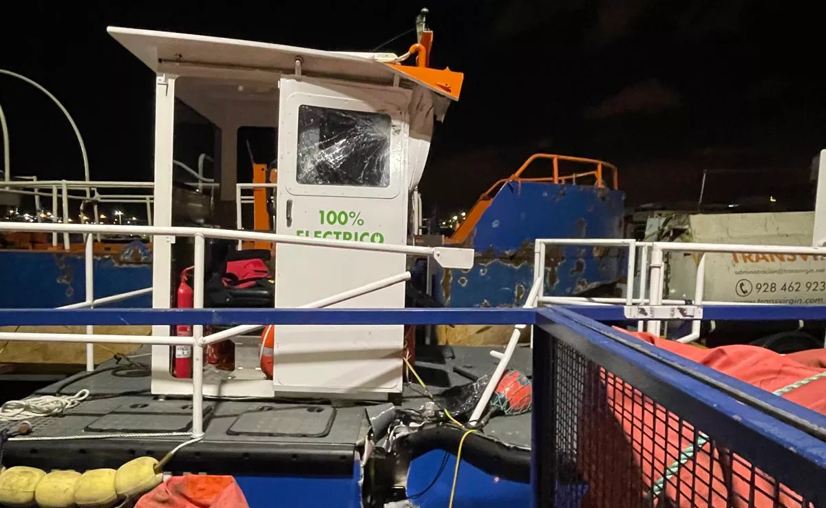 Estado en el que se quedó la embarcación de Sepcan tras ser arrollada por una lancha de la Corporación de Prácticos en el Puerto de Las Palmas, con desperfectos en la cabina y el casco. / AH