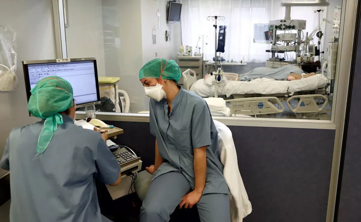 Imagen de dos enfermeras en la UCI / EFE