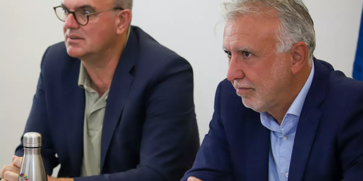 A la derecha de la imagen el ministro de Política Territorial, Ángel Víctor Torres / EFE - LUIS G. MORERA