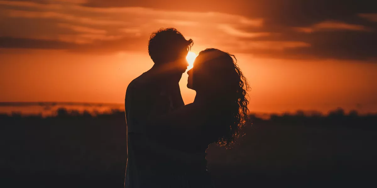 Imagen genérica de una pareja en un mirador / PEXELS 