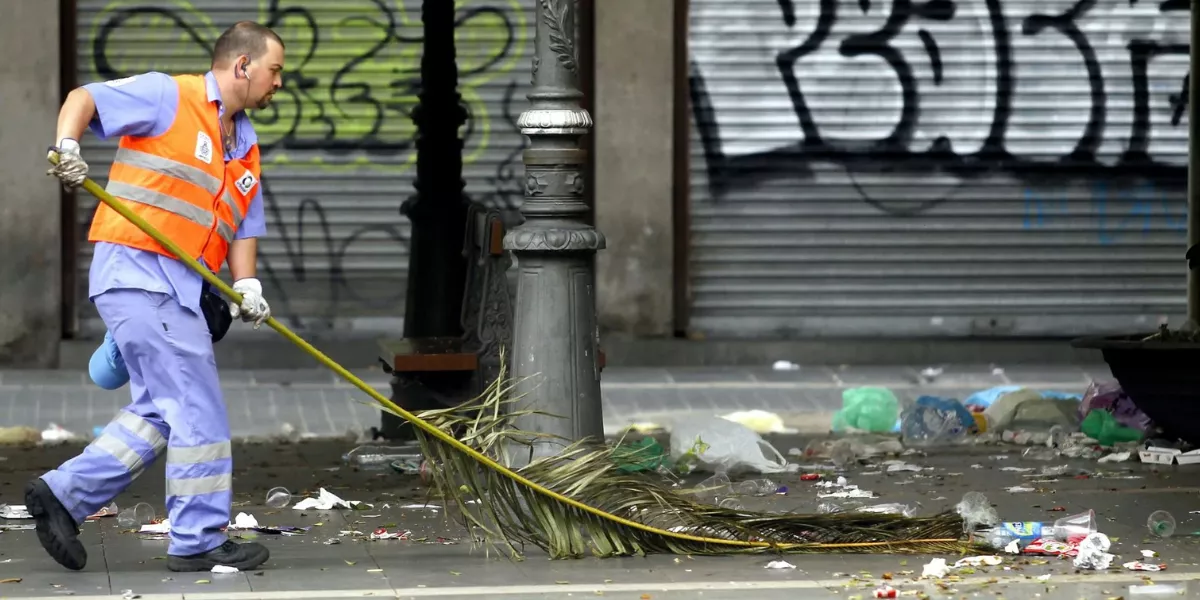 Imagen de un operario de los servicios de limpieza de Santa Cruz de Tenerife. / EFE - Cristóbal García