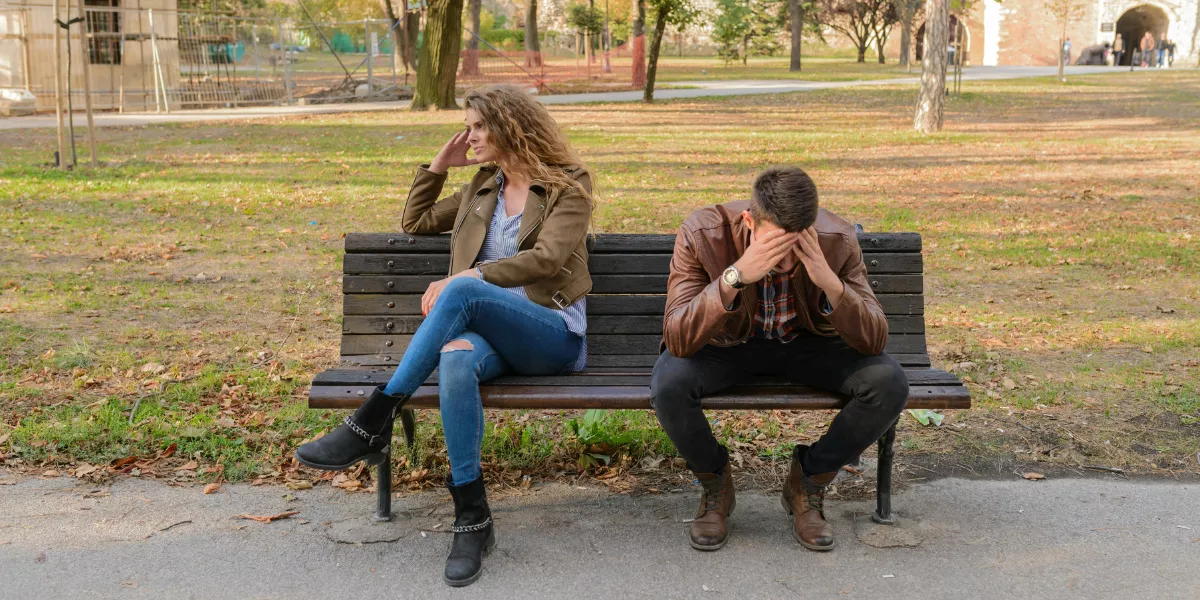 Imagen de una pareja que acaba de discutir / PEXELS 