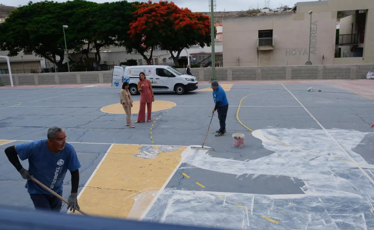 La alcaldesa de Las Palmas y la concejala de Deportes supervisan los trabajos en la cancha de Hoya Andrea  AH