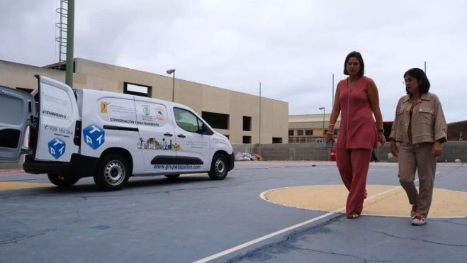 La alcaldesa y la concejala de Deportes supervisan los trabajos en la cancha de Hoya AndreaAH (1)