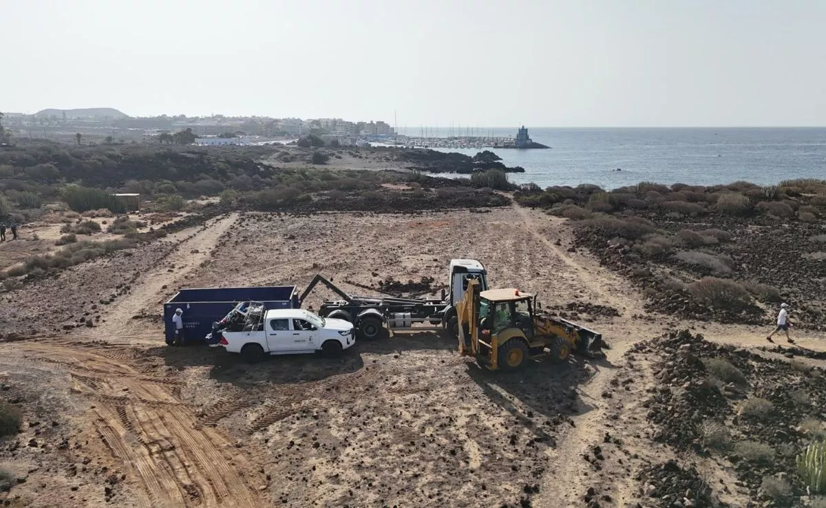 Labores de limpieza del Ayuntamiento de Arona en la playa de Los Enojados, El Fraile. /Cedida