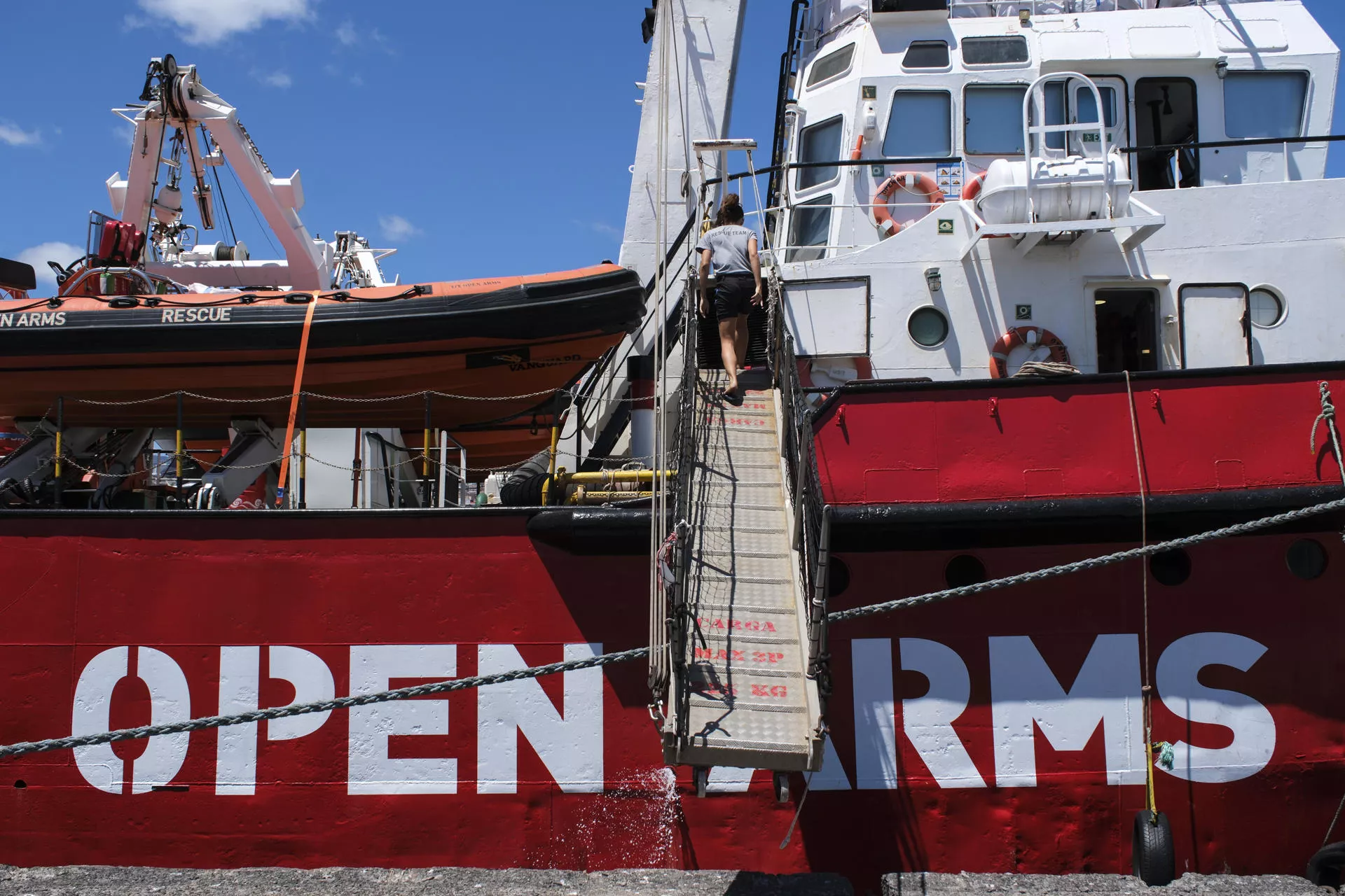 El barco de rescate de la ONG Open Arms ha arribado este miércoles al puerto de Santa Cruz de Tenerife./ EFE/Alberto Valdés