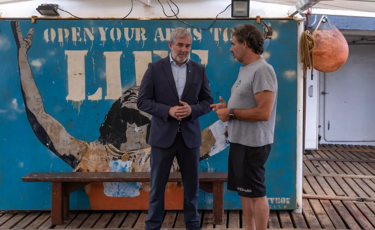 El presidente de Canarias, Fernando Clavijo (i), junto al fundador de la ONG Open Arms, Óscar Camps, a bordo del buque homónimo atracado en Santa Cruz de Tenerife./ ACFI PRESS