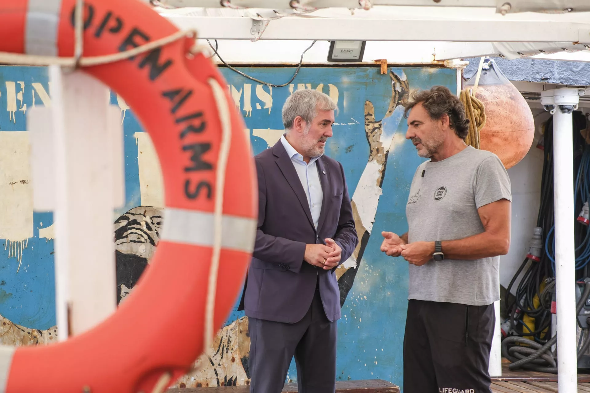 Fernando Clavijo, presidente del Gobierno de Canarias (i), conversa con Óscar Camps, fundador de Proactiva Open Arms./ EFE-ALBERTO VALDÉS