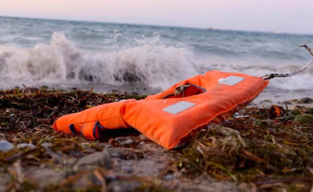 Un chaleco salvavidas en una playa / EFE