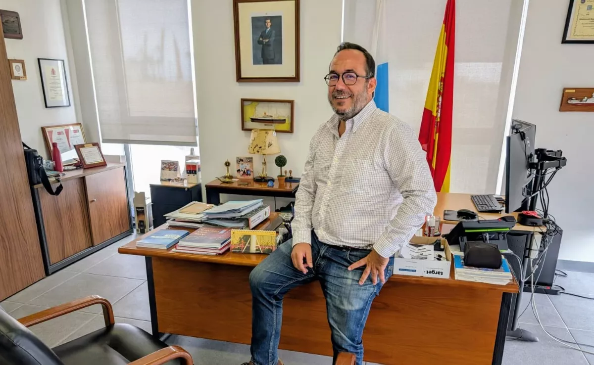 El capitán marítimo de Las Palmas, Ignacio Gallego, en su despacho, durante al entrevista. / M. REYES
