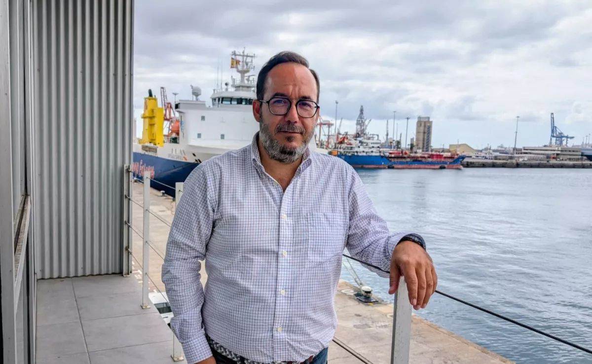 El capitán marítimo de Las Palmas, Ignacio Gallego, llama a la convivencia del sector pesquero y los parques eólicos marinos. / M. REYES