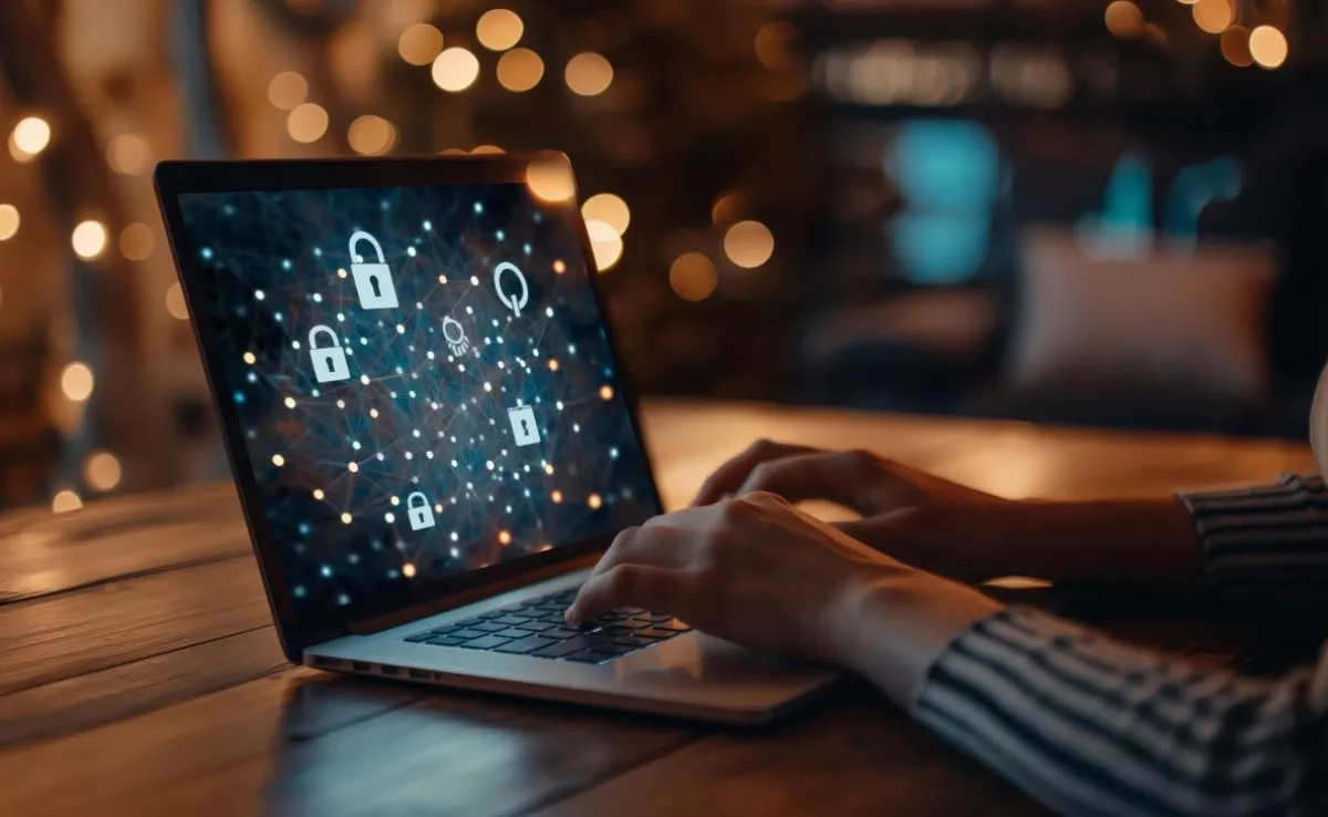 Una persona manejando el ordenador / SERVIMEDIA