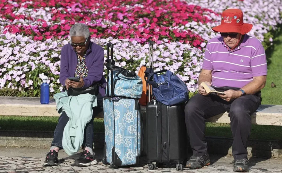 Dos personas en un viaje del Imserso / EFE