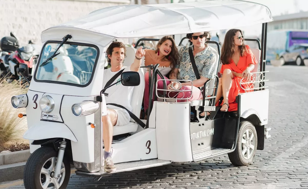 Imagen de un Tuk Tuk por Málaga / TURISMO DE MÁLAGA