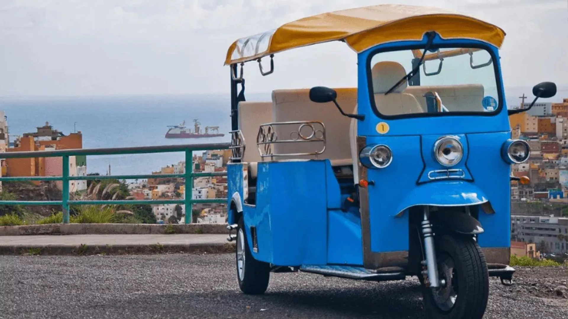 Tuk tuk durante una visita|SENDAECOWAY