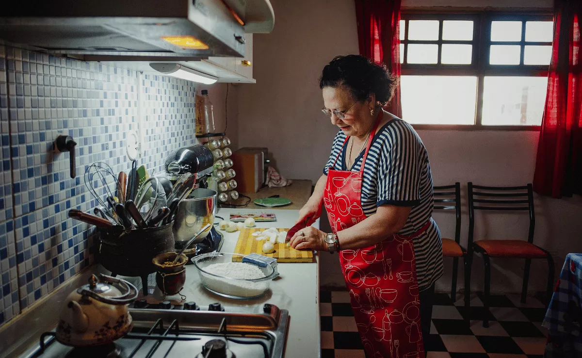 Imagen de una abuela cocinando / CANVA