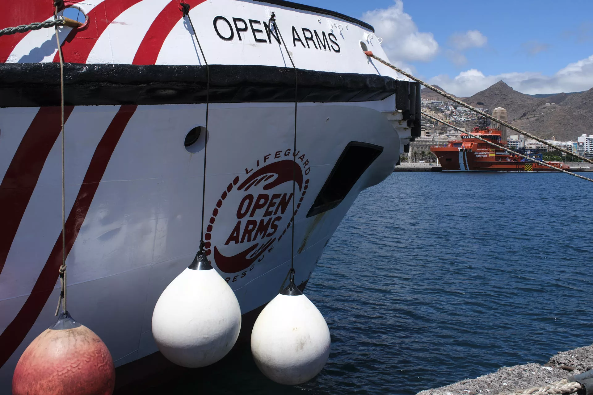 El barco de rescate de la ONG Open Arms, en el puerto de Santa Cruz de Tenerife. /EFE/Alberto Valdés