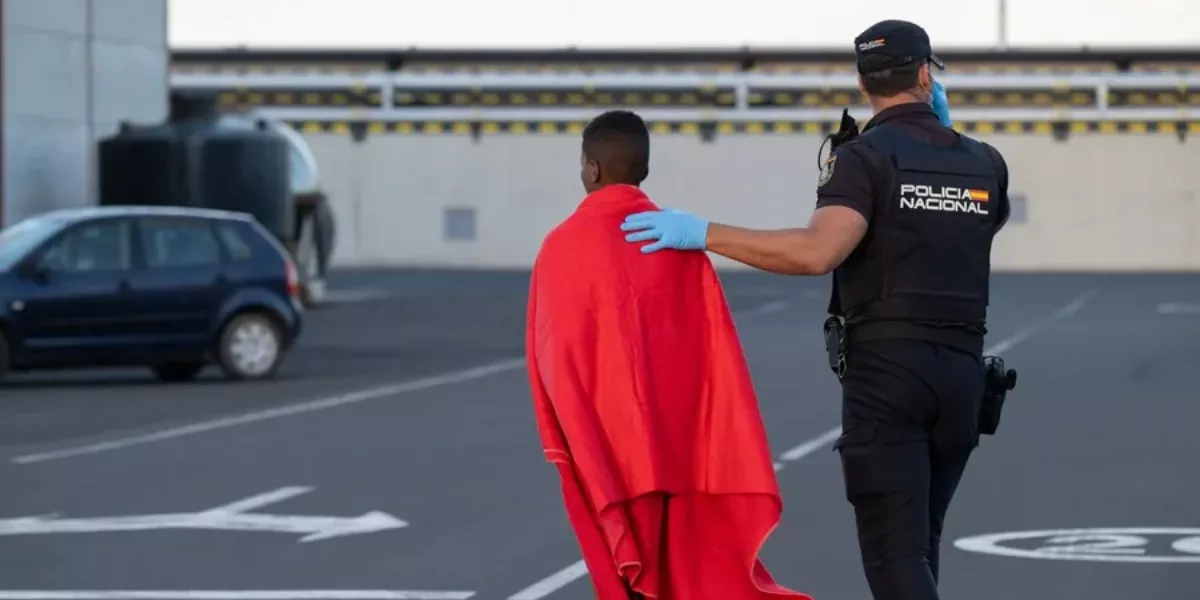 Imagen de archivo de un menor a su llegada al Puerto del Rosario (Fuerteventura). EFECarlos De Saa