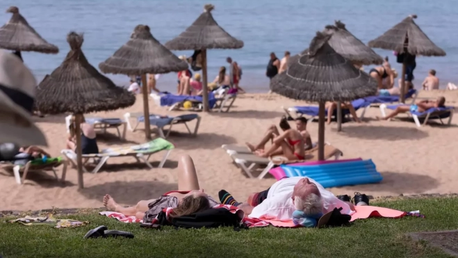 Imagen de turistas en Canarias / EFE Imagen de turistas en Canarias / EFE