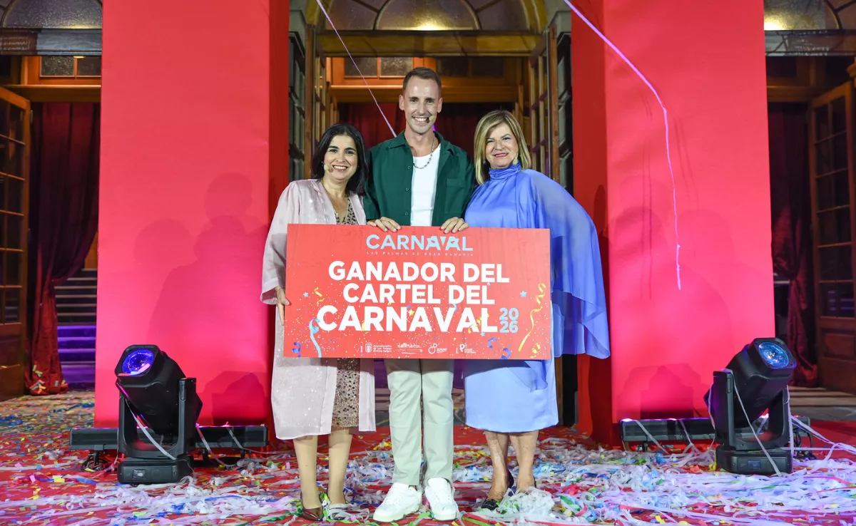 De izquierda a derecha, la alcaldesa, Carolina Darias; Néstor Santana, el ganador; e Inmaculada Medina, concejala de Carnaval / LPA Carnaval