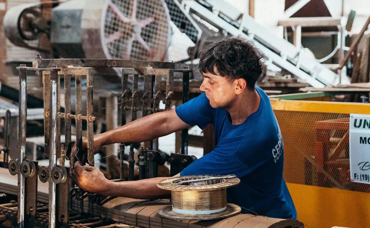 Una persona trabajando en una fábrica / CANVA