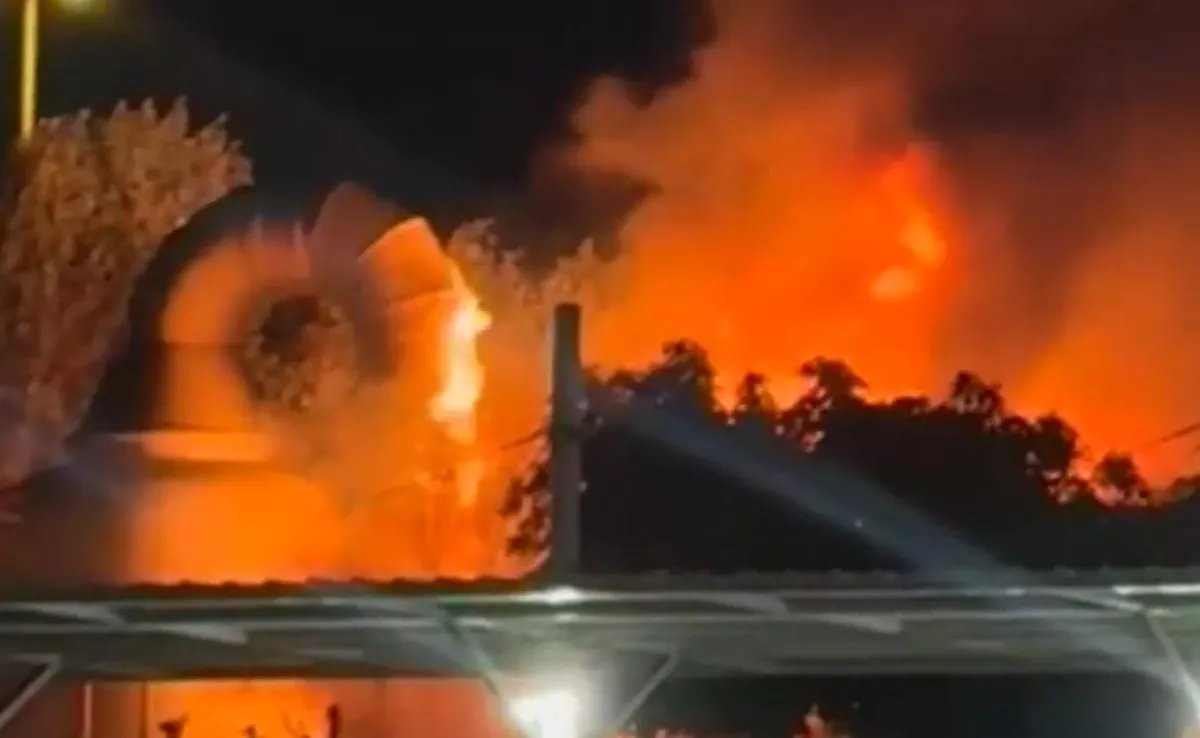 Incendio declarado en una estación de bombeo junto al Teatro Pérez Galdós, en Las Palmas de Gran Canaria. /Redes