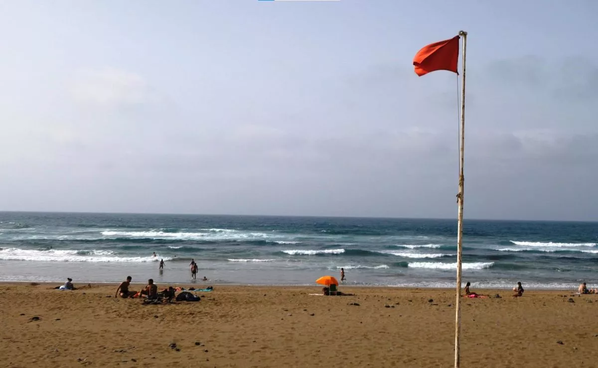 Bandera roja en una playa, que prohíbe el baño por condiciones adversas del agua. /Cedida Bandera roja en una playa, que prohíbe el baño por condiciones adversas del agua. /Cedida