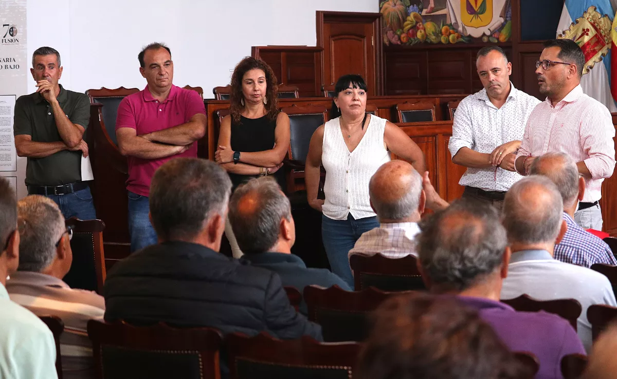 El alcalde de Los Realejos, Adolfo González, se reúne con los productores de vino para atender dudas sobre la filoxera./ CEDIDA