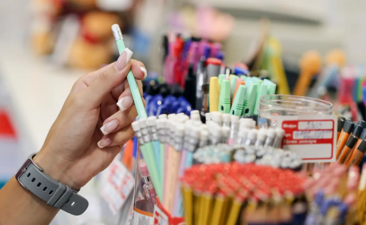 Un alumno de colegio saca un lapicero./ CEDIDA