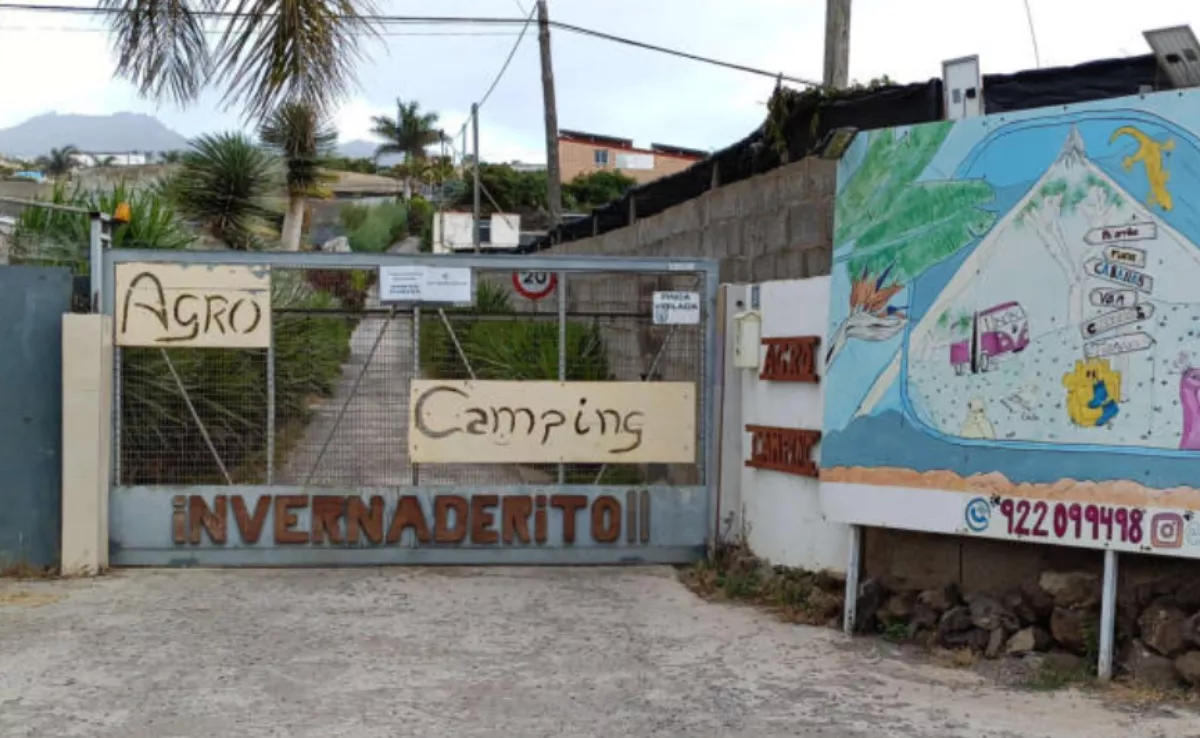 Vallado del Camping Invernaderito de Tejina que corta de forma irregular el camino público Alcarabonera–Camino La Costa./ CEDIDA