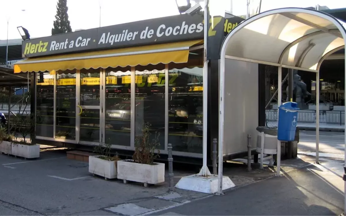 El turismo que aparca en tu acera: radiografía del 'rent a car' en Canarias. / PALOMA PUENTE-EFE