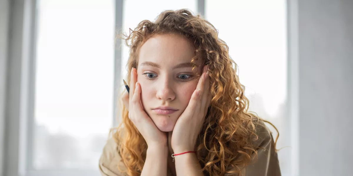 Imagen de una persona pensando / PEXELS