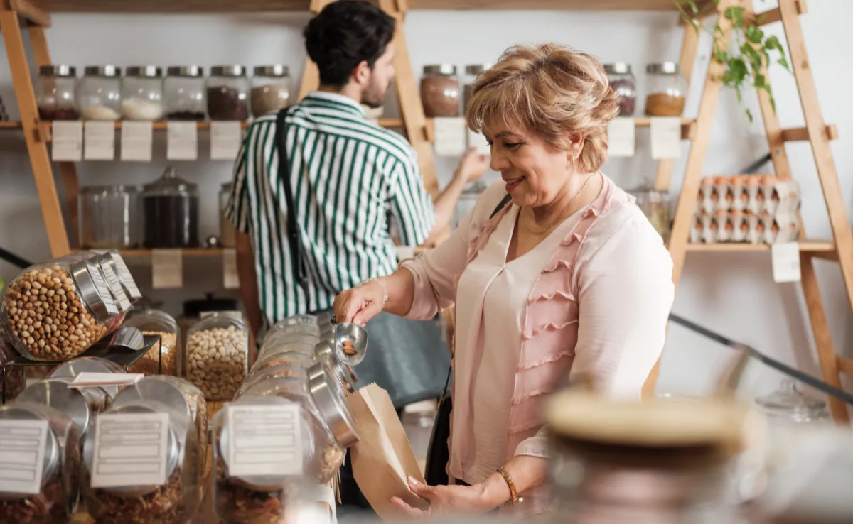 Imagen de una persona comprando en un comercio local / CANVA