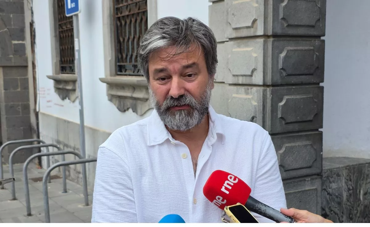 Sergio Portela, arquitecto finalista del concurso del Guiniguada, durante la rueda de prensa en la Plaza de San Agustín. AH- ALBERTO LEY