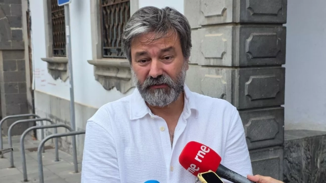 Sergio Portela, arquitecto finalista del concurso del Guiniguada, durante la rueda de prensa en la Plaza de San Agustín. AH- ALBERTO LEY