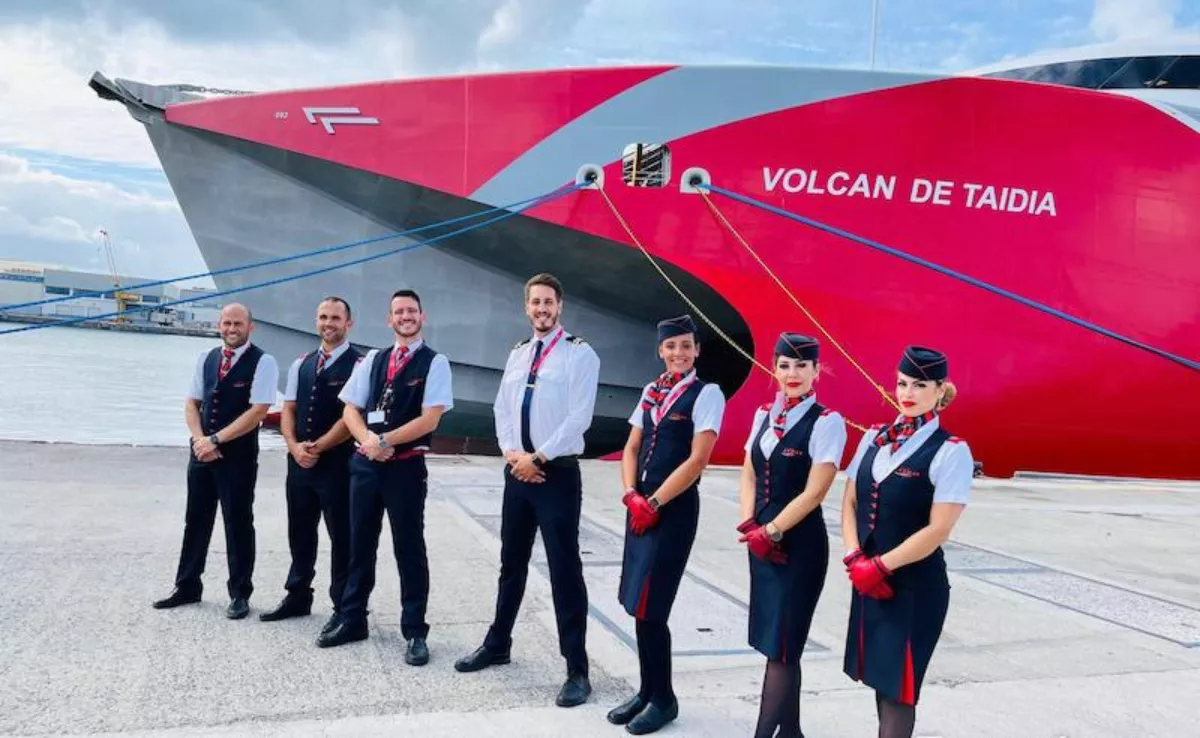 Una tripulación de trabajadores de Naviera Armas-Trasmediterránea./ ARMAS