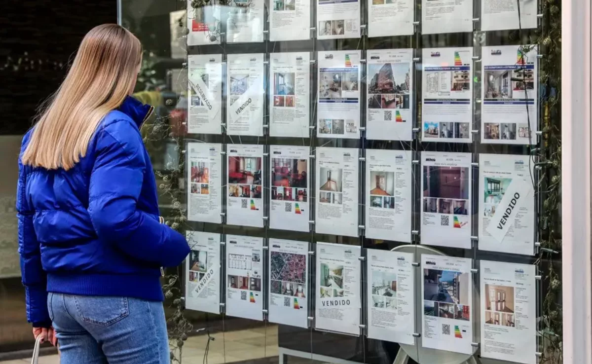 Una joven mirando viviendas en alquiler. /EFE