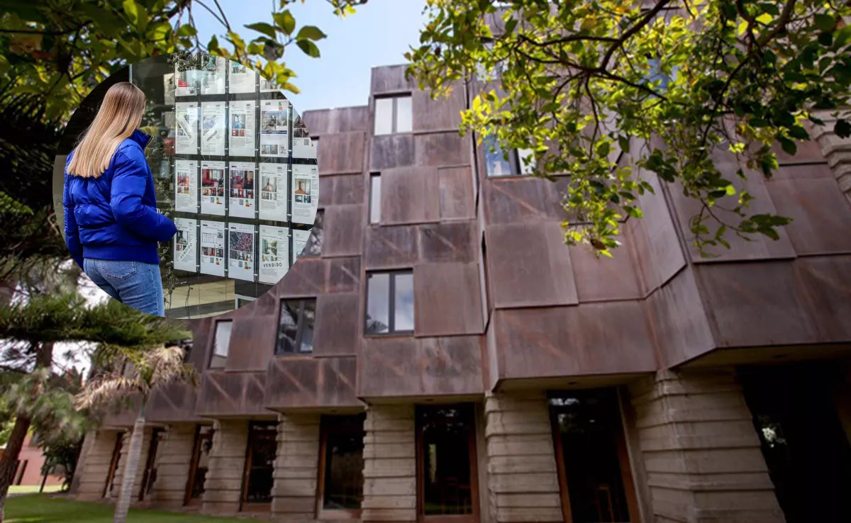 Imagen de una residencia de la Universidad de La Laguna junto a una persona mirando los precios del alquiler. / MONTAJE AH