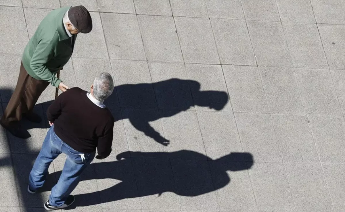 Dos jubilados charlan en la calle. EFE/Luis Tejido