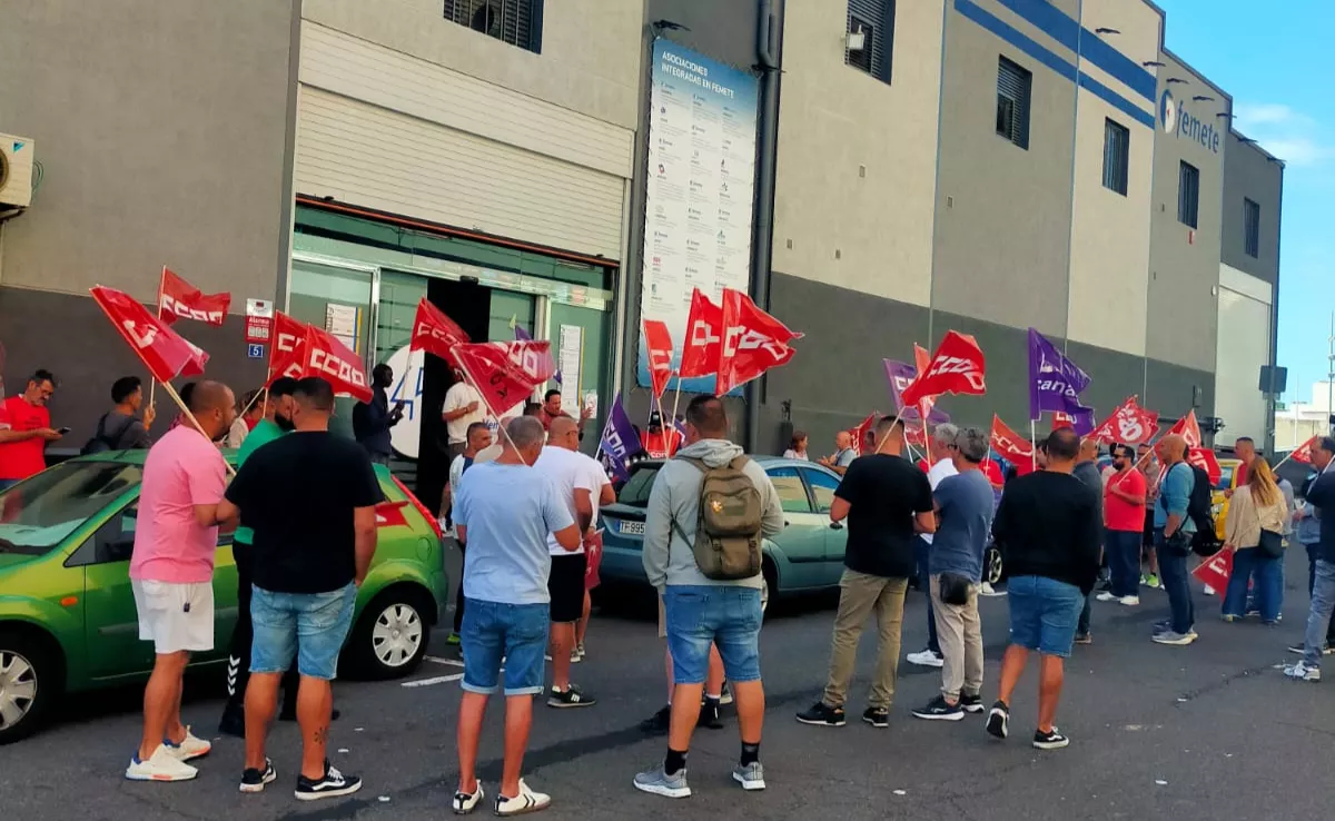 Concentración de trabajadores del sector del metal frente a las puertas de la sede de la patronal. / CEDIDA