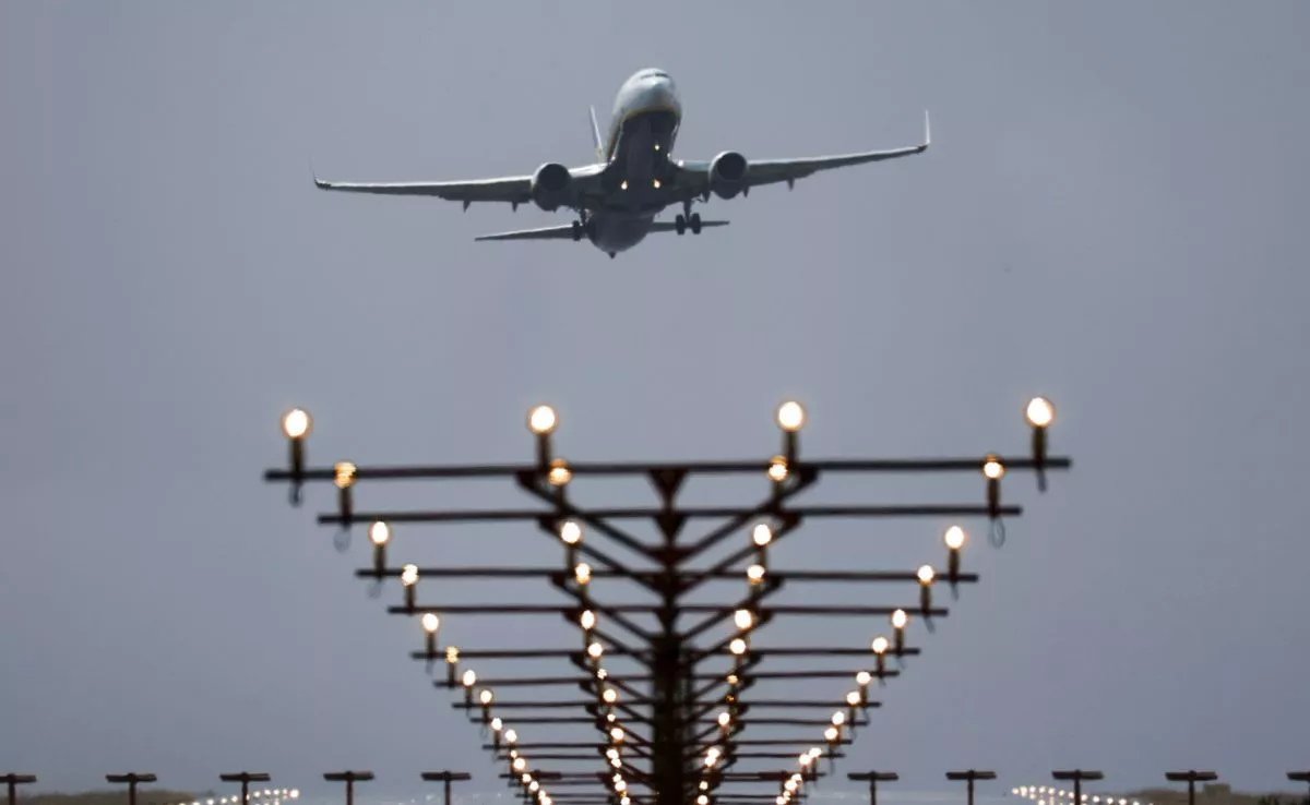 Avión sobre pista de aterrizaje. /EFE