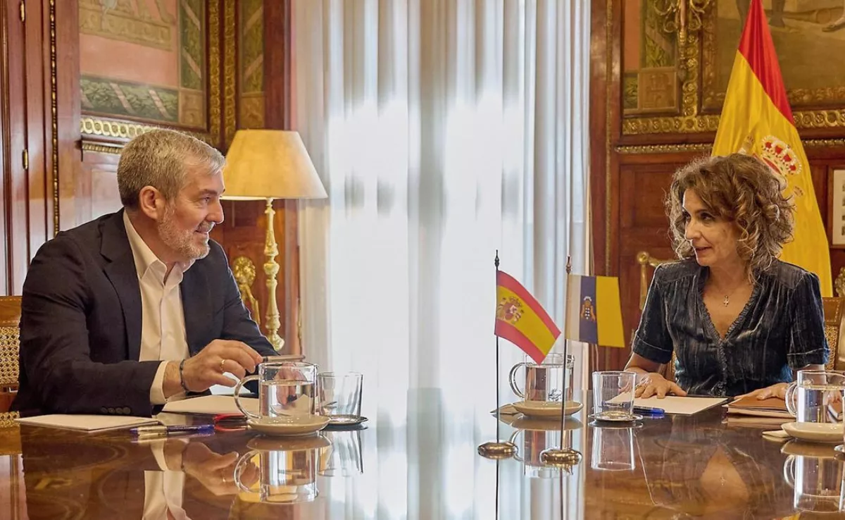 Fernando Clavijo y María Jesús Montero, ministra de Hacienda, área que aprobó la quita de la deuda / EFE