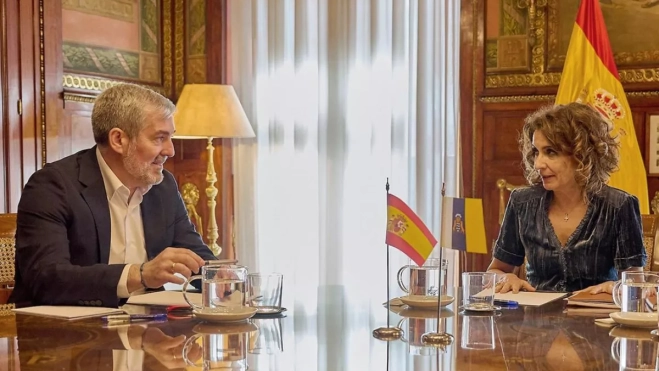 Fernando Clavijo y María Jesús Montero, ministra de Hacienda, área que aprobó la quita de la deuda / EFE