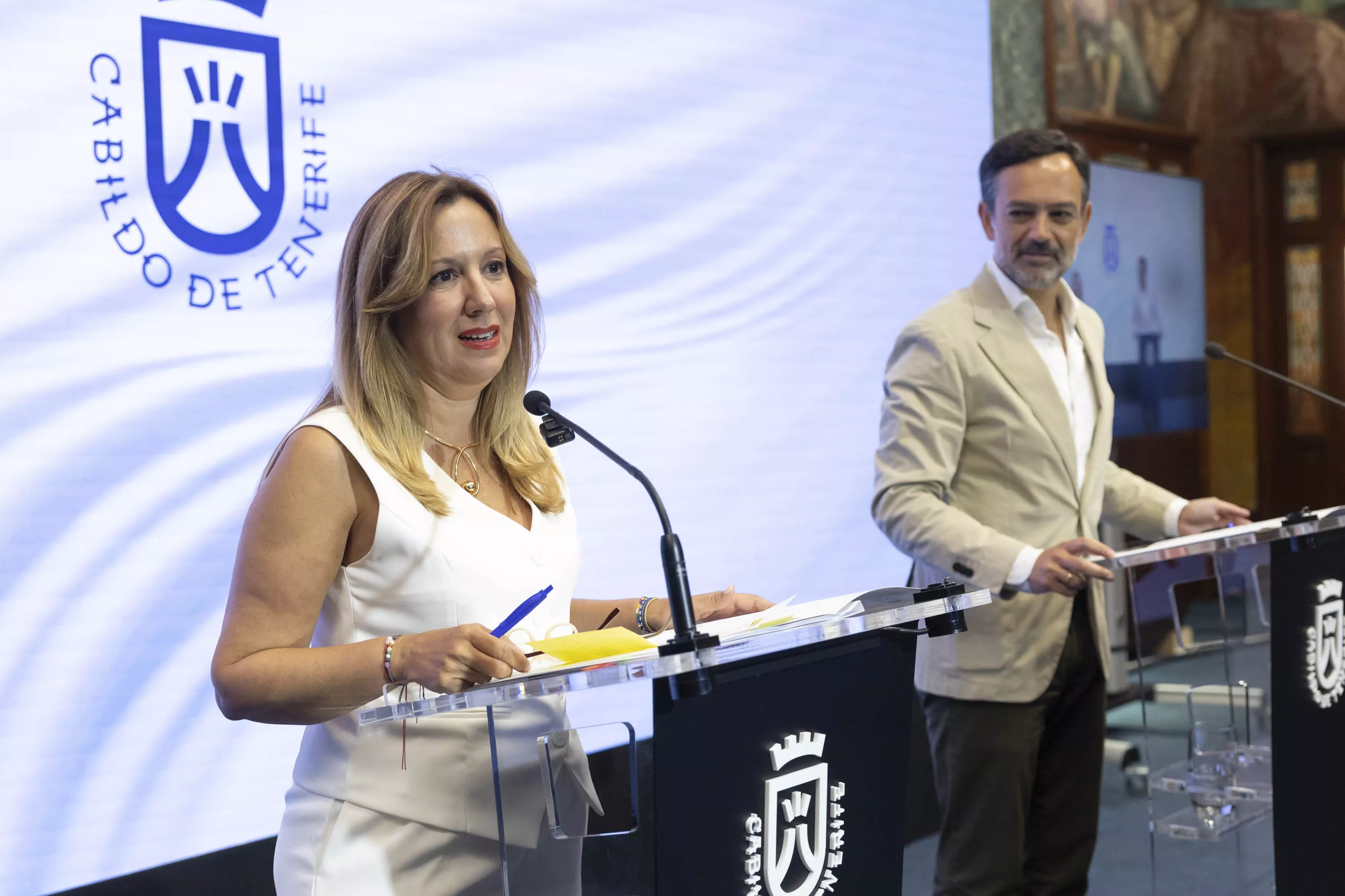 La presidenta del Cabildo de Tenerife, Rosa Dávila, y el vicepresidente, Lope Afonso, informaron en rueda de prensa sobre los acuerdos aprobados por su consejo de gobierno. / MIGUEL BARRETO-EFE