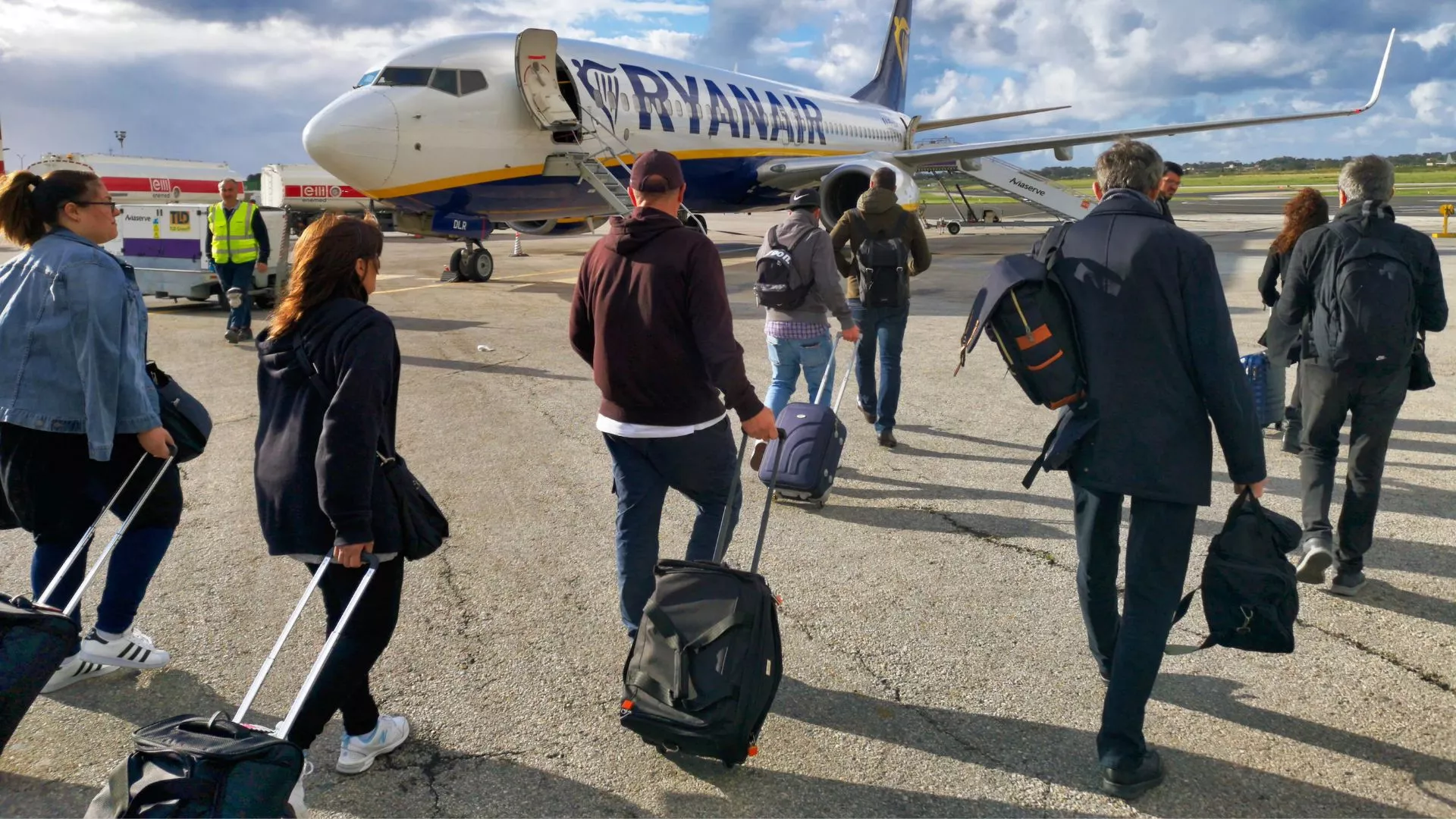 Pasajeros acercándose a un avión de Ryanair|INFOBAE