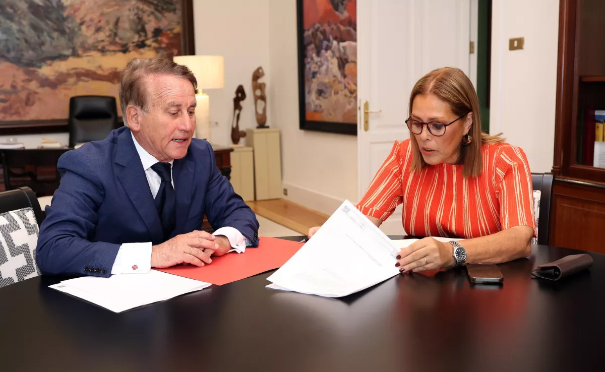 Astrid Pérez, presidenta del Parlamento de Canarias, y Carlos de Millán Hernández-Egea, presidente del Consejo Consultivo./ CEDIDA